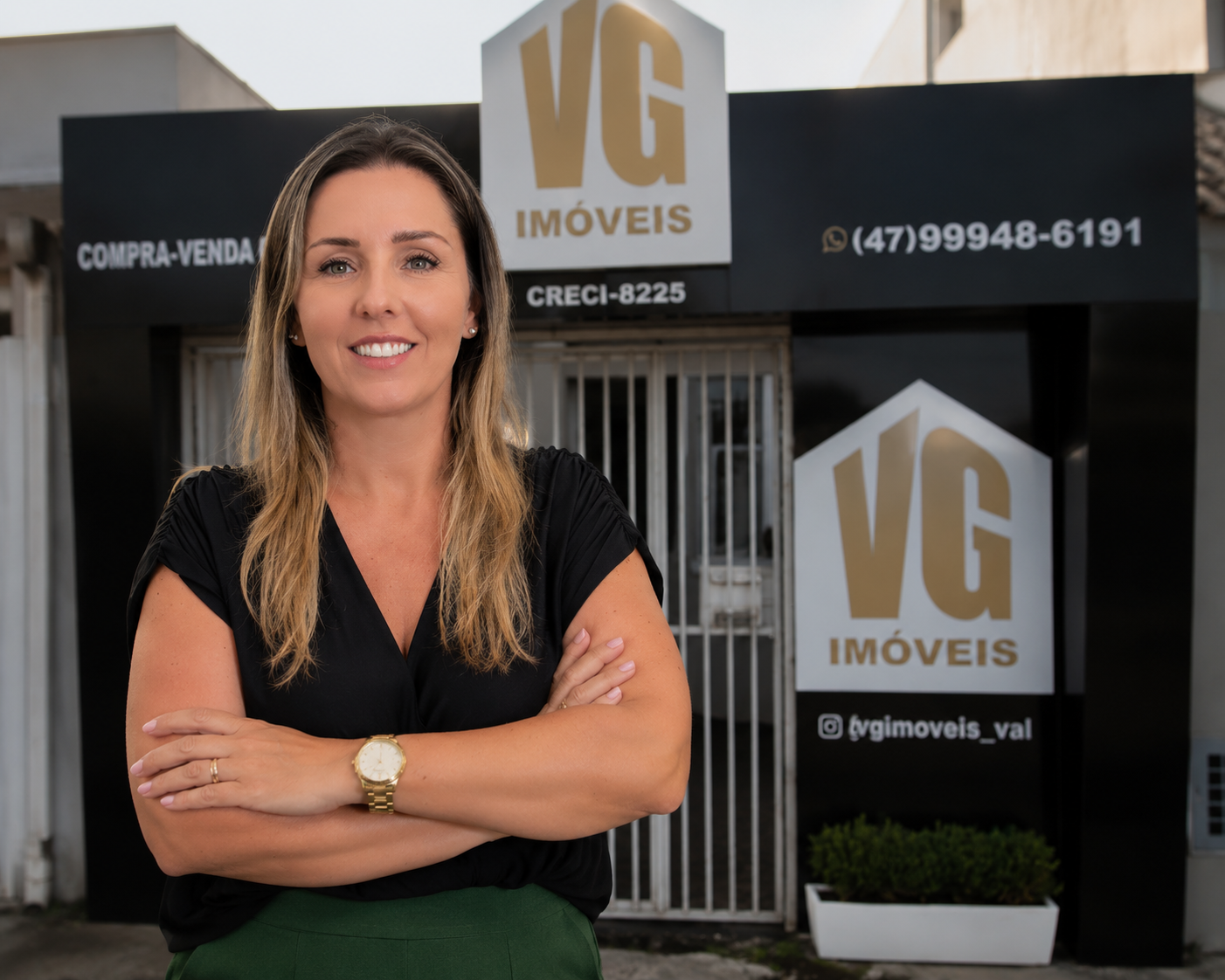 Val Gomes, corretora da VG Imóveis, em frente à imobiliária